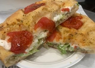Focaccia barese farcita con insalata e burrata