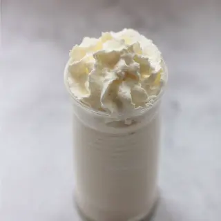 Клубничный молочный коктейль