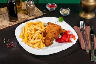 Snitel de pui / porc cu piure de cartofi sau cartofi prăjiți