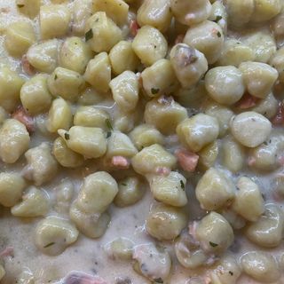 Gnocchi al salmone e funghi