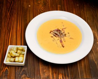 Сирний крем-суп із сухариками та беконом (240/20 г)