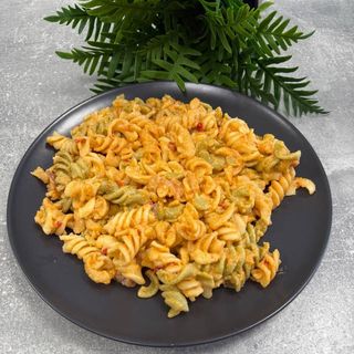 Паста трикольоре с прошуто и песто от рикота и чушки