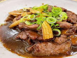 Láminas De Buey Con Setas y Bambu