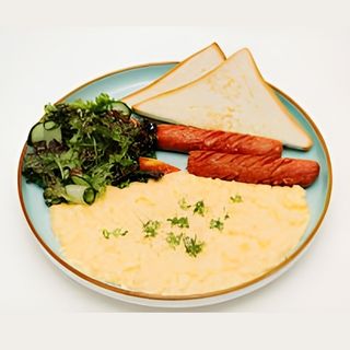 Яйца скрэмбл с колбасками