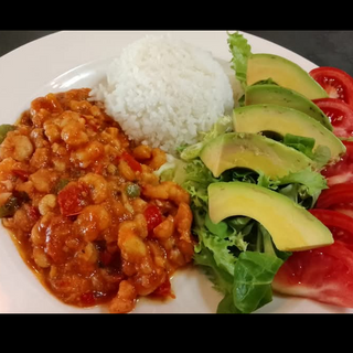 Enchilado De Camarones Con Arroz Blanco Aguacate Y Tostones