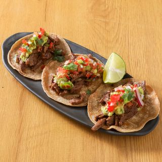 Tacos de entraña marinada servidos con guacamole (3 uds.)