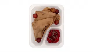 Naleśniki czekoladowe z twarożkiem bananowym, winogrono, konfitura truskawkowa