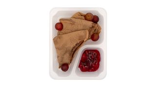 Naleśniki czekoladowe z twarożkiem bananowym, winogrono, konfitura truskawkowa