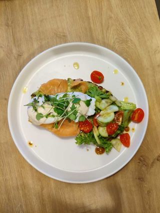 Toast cu avocado, somon și ouă poșate