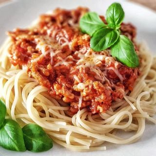 Spaghetti Bolognese z parmezanem 