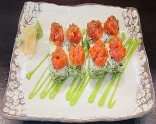 Tartar De Salmón Uramaki Roll (8 Uds.)