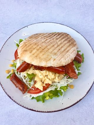 Omlet s kobasicom i prilozima u kruvu