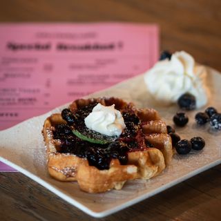 Waffle marmellata e frutti rossi