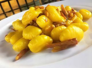 Gnocchi allo zafferano con speck croccante