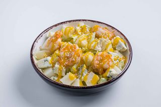 Салат з креветками, грушею та сиром Дор Блю		