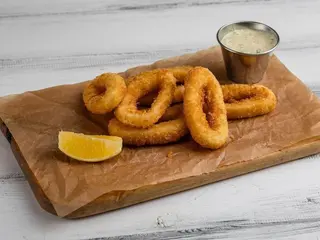 Хрусткі кільця атлантичного кальмару з соусом "Тартар" (140/50/20g)