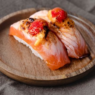 Nigiri Fusion Łosoś z opiekanym parmezanem z sos gochujang, sos kabayaki