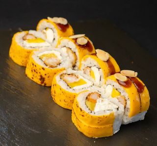 Сирний рол з креветками темпура та манго (8шт/300г)