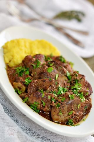 Ficatei de Pui la Tava cu Cartofi Piure si Salata Asortata de Muraturi