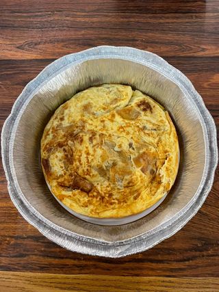 Tortilla de patatas, cebolla y queso