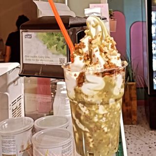 Yogurt senza glutine ,crema pistacchio  caramello salato,pistacchio