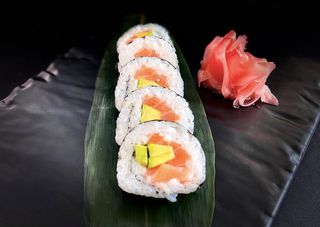 84.  Futomaki salmone avocado