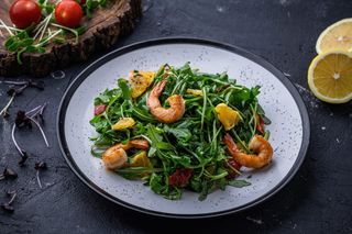 Fresh салат с рукколой и креветками