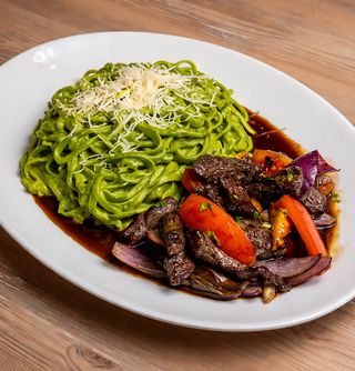 Tallarines verdes con lomo saltado