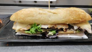 Bocadillo De Pechuga De Pollo Chilly