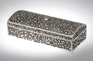 Cutie bijuterii argintata mare cu broderie