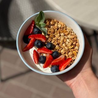 Гранола з сезонними ягодами (220 г)