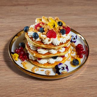 Pancakes cu crema mascarpone si fructe