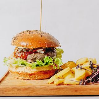 Burger s roštilj kobasicom i pomfrit