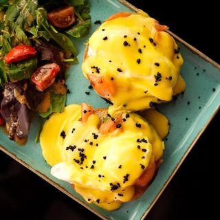 Яйця Бенедикт на булочці бріош