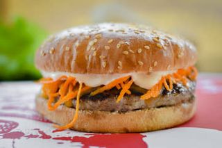 Хамбургер пушено свинско и кашкавал (350г)