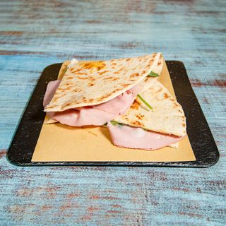 3. Mortadella, caciocavallo, pomodori, funghi, crema di pistacchio