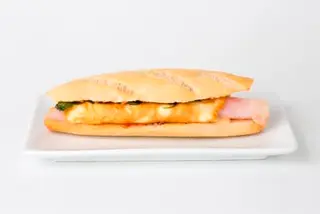 Bocadillo De Tortilla De Jamón De York