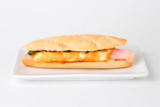 Bocadillo De Tortilla De Jamón De York