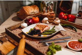 File de somon cu sparanghel si sos de fructe