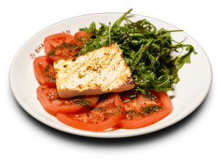 САЛАТ ЗІ СМАЖЕНОЮ БРИНЗОЮ І СОУСОМ ПЕСТО 330г