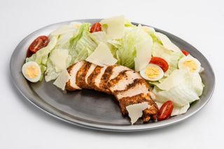 Sałatka Cezar z kurczakiem