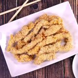 228. Панирано пилешко месо със сусам (500г)