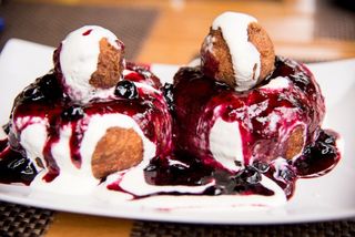 Papanasi cu dulceata si smantana