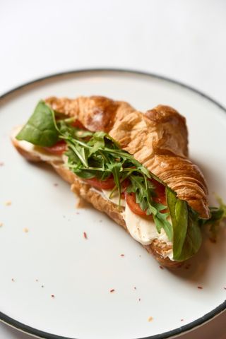 Круасан з салямі