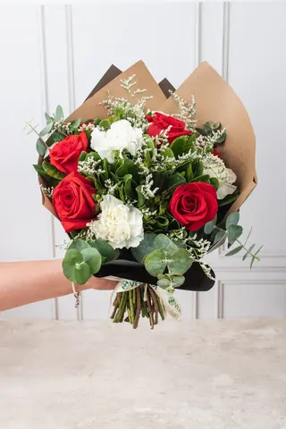 Rosas rojas y claveles blancs