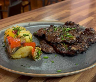 Carne ibérica macerada en salsa anticucho