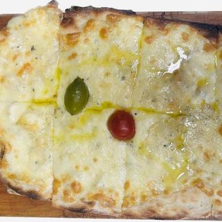 Pinsa quattro formaggi bianca