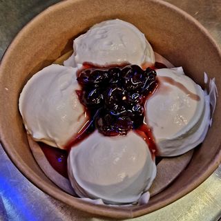 Yogurt greco con amarene sciroppate