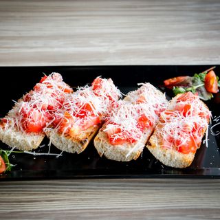 Bruschete cu usturoi, roșii, parmesan