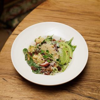 Салат Цезар з печеною куркою і авокадо (290г)